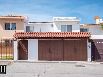 CASA EN VENTA MILENIO, 3 RECAMARAS, 3.5 BAÑOS, CTO. DE SERVICIO, 2 AUTOS, CERCA DE TODO CAMINANDO, EXCELENTE OPCIÓN