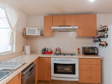 CASA EN VENTA MILENIO, 3 RECAMARAS, 3.5 BAÑOS, CTO. DE SERVICIO, 2 AUTOS, CERCA DE TODO CAMINANDO, EXCELENTE OPCIÓN