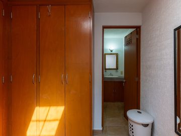 CASA EN VENTA MILENIO, 3 RECAMARAS, 3.5 BAÑOS, CTO. DE SERVICIO, 2 AUTOS, CERCA DE TODO CAMINANDO, EXCELENTE OPCIÓN