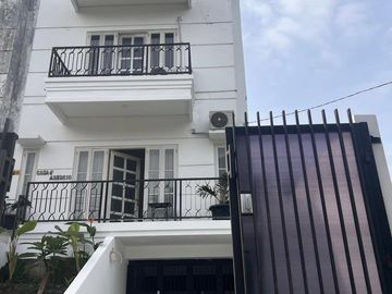 Dijual Rumah 3 Lantai dengan Basement & Rooftop Dekat MRT Lebak Bulus & Labschool Cirendeu