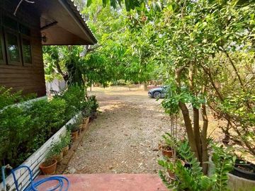 96083 - ขายด่วน! บ้านสวนสไตล์รีสอร์ต 3 หลัง เหมาะทำบ้านพักตากอากาศ โฮมสเตย์ คาเฟ่และwellness อยู่ตำบลทุ่งคอก อำเภอสองพี่น้อง จังหวัด สุพรรณบุรี ใกล้ปั