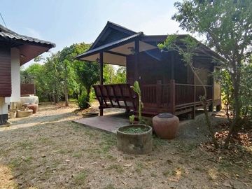 96083 - ขายด่วน! บ้านสวนสไตล์รีสอร์ต 3 หลัง เหมาะทำบ้านพักตากอากาศ โฮมสเตย์ คาเฟ่และwellness อยู่ตำบลทุ่งคอก อำเภอสองพี่น้อง จังหวัด สุพรรณบุรี ใกล้ปั