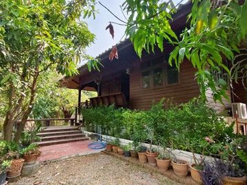 96083 - ขายด่วน! บ้านสวนสไตล์รีสอร์ต 3 หลัง เหมาะทำบ้านพักตากอากาศ โฮมสเตย์ คาเฟ่และwellness อยู่ตำบลทุ่งคอก อำเภอสองพี่น้อง จังหวัด สุพรรณบุรี ใกล้ปั