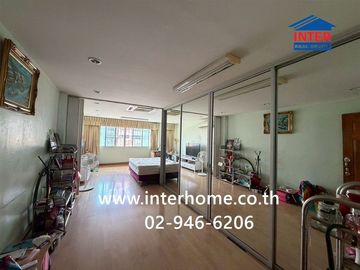 Four-story commercial building, 81.8 square wah (approximately 324.8 sq m), located at the entrance of Soi Ekachai 91, Ekachai Road, Bang Khun Thian D