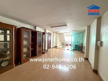 Four-story commercial building, 81.8 square wah (approximately 324.8 sq m), located at the entrance of Soi Ekachai 91, Ekachai Road, Bang Khun Thian D