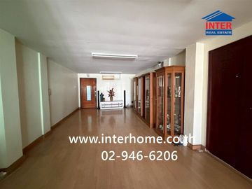 Four-story commercial building, 81.8 square wah (approximately 324.8 sq m), located at the entrance of Soi Ekachai 91, Ekachai Road, Bang Khun Thian D