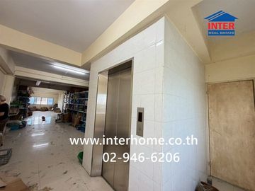 Four-story commercial building, 81.8 square wah (approximately 324.8 sq m), located at the entrance of Soi Ekachai 91, Ekachai Road, Bang Khun Thian D