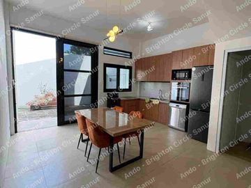 RUMAH MODERN 4 KAMAR TIDUR YANG BARU DIRENOVASI DAN DILENGKAPI PERABOT DI SANUR