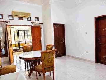 Rumah Lengkap Kolam Renang Pribadi 10x36 SHM.