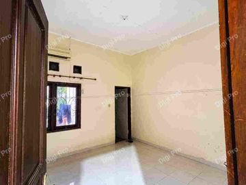Rumah Lengkap Kolam Renang Pribadi 10x36 SHM.