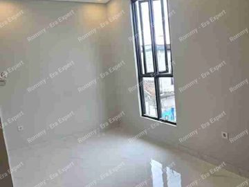 Dijual Rumah 2 Lantai Siap Huni Bangunan Baru Harga dibawah 1 Miliar Lokasi strategis di Lubang Buaya Jakarta Timur
