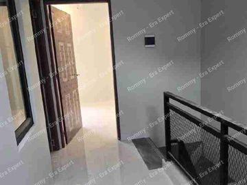 Dijual Rumah 2 Lantai Siap Huni Bangunan Baru Harga dibawah 1 Miliar Lokasi strategis di Lubang Buaya Jakarta Timur