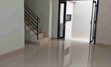 Disewakan Rumah di 
Cluster Viola
Sumarecon Crown Gading