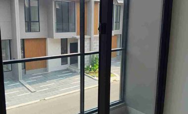 Disewakan Rumah di 
Cluster Viola
Sumarecon Crown Gading