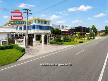 บ้านเดี่ยวพร้อมโกดัง เนื้อที่ 2-0-6 ไร่ ติดถนนทางหลวงชนบท มห. 2104 (ใกล้อ่างเก็บน้ำห้วยผึ้ง) ตำบลดงหลวง อำเภอดงหลวง จังหวัดมุกดาหาร
