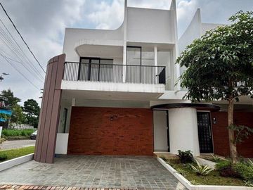 V1 Dijual Villa Modern Baru ada Private Pool di Oro Oro Ombo Batu