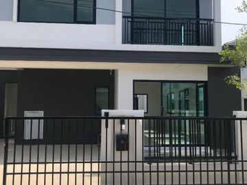ขายบ้านแฝด หมู่บ้านบริทาเนีย บางนา กม.42 (Britania Bangna KM.42) ฉะเชิงเทรา