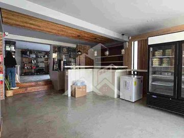Casa Comercial Esquinera en Av. Eloy Alfaro
