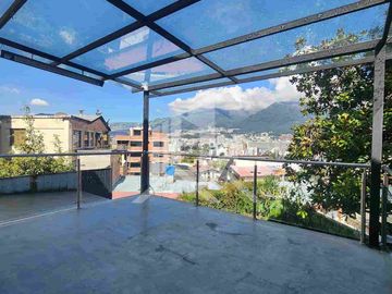 Casa Comercial Esquinera en Av. Eloy Alfaro
