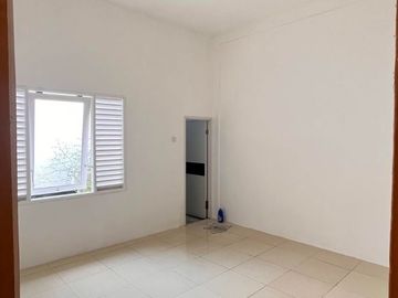 Dijual Cepat Rumah Minimalis Lapang, Idaman Keluarga di Plumeria Graha Bintaro Dekat Akses Tol Parigi