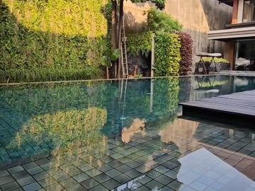 Rumah Lux Intercon Taman Kebon Jeruk Jalan 4 mobil Kolam Renang n1124 5 Kamar Suite