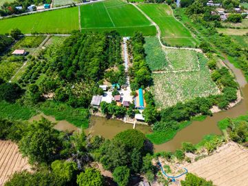 Urgent Sale! Waterfront Resort-Style Land with 5 Guest Rooms A shady atmosphere nestled amidst a fruit orchard. Total usable area of over 4.5 Rai.
