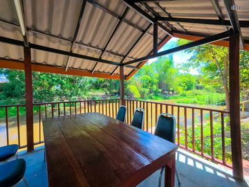 Urgent Sale! Waterfront Resort-Style Land with 5 Guest Rooms A shady atmosphere nestled amidst a fruit orchard. Total usable area of over 4.5 Rai.