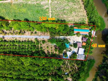 Urgent Sale! Waterfront Resort-Style Land with 5 Guest Rooms A shady atmosphere nestled amidst a fruit orchard. Total usable area of over 4.5 Rai.
