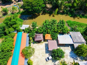Urgent Sale! Waterfront Resort-Style Land with 5 Guest Rooms A shady atmosphere nestled amidst a fruit orchard. Total usable area of over 4.5 Rai.