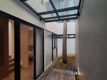 Rumah modern 2 lantai di Darmo Permai Timur Furnished