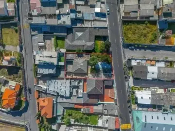 CASA EN VENTA CON  TERRENO EN QUITO