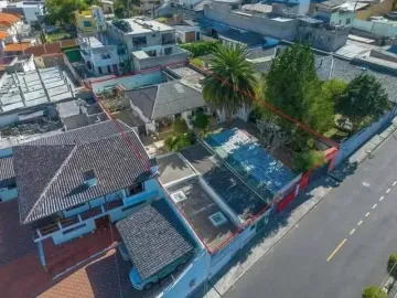 CASA EN VENTA CON  TERRENO EN QUITO