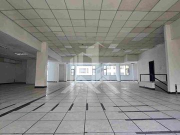 Se Renta  Local Comercial, República y Eloy Alfaro Sector la Carolina  diagonal  al centro comercial el JARDIN