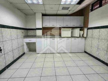 Se Renta  Local Comercial, República y Eloy Alfaro Sector la Carolina  diagonal  al centro comercial el JARDIN