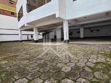 Se Renta  Local Comercial, República y Eloy Alfaro Sector la Carolina  diagonal  al centro comercial el JARDIN