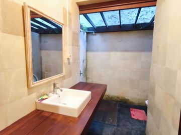 Dijual Villa Klasik Halaman Luas Lingkungan Tenang dan Sepi di Pantai Saba, Gianyar.