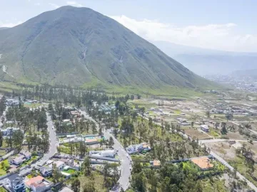 CASA EN VENTA EN LA URBANIZACION LA MARCA EN LA MITAD DEL MUNDO