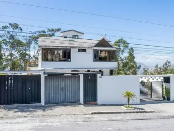 CASA EN VENTA EN LA URBANIZACION LA MARCA EN LA MITAD DEL MUNDO