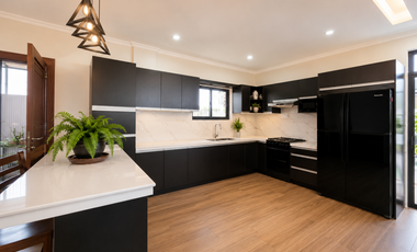 🏡✨ 𝐋𝐔𝐗𝐔𝐑𝐘 𝐎𝐕𝐄𝐑𝐋𝐎𝐎𝐊𝐈𝐍𝐆 𝐇𝐎𝐔𝐒𝐄 & 𝐋𝐎𝐓 𝐖𝐈𝐓𝐇 𝐏𝐑𝐈𝐕𝐀𝐓𝐄 𝐏𝐎𝐎𝐋 𝐅𝐎𝐑 𝐒𝐀𝐋𝐄 𝐈𝐍 𝐓𝐀𝐋𝐈𝐒𝐀𝐘 𝐂𝐈𝐓𝐘, 𝐂𝐄𝐁𝐔 🌴