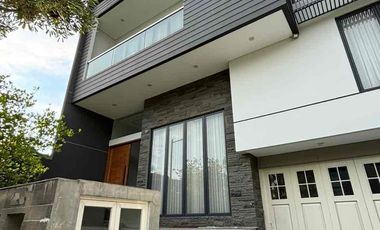 Murah Rumah 2.5 Lantai Split Level Siap Huni di Cluster Waterfront Citraland, Surabaya Barat