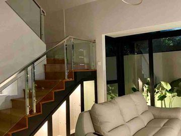 Rumah Mewah Tropical Modern by Denny Gondo Lokasi Strategis