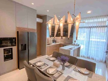 Rumah Mewah Tropical Modern by Denny Gondo Lokasi Strategis