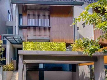 Rumah Mewah Tropical Modern by Denny Gondo Lokasi Strategis