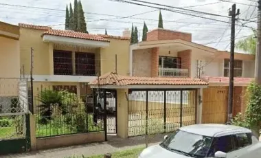 Casa en venta en Bosques de La Victoria, Guadalajara, 4 habitaciones