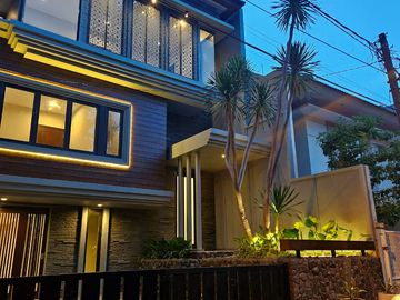 DIJUAL RUMAH 3 LANTAI SIAP HUNI LOKASI ARAYA