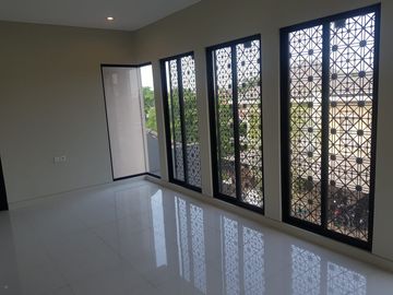 DIJUAL RUMAH 3 LANTAI SIAP HUNI LOKASI ARAYA