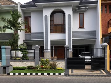 rumah Lokasi: Babatan Pratama, Menghadap : Utara bonus full furnish