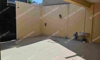 CASA  SUPER UBICADA  UNA CUADRA DE BOULEVAR EUROPA