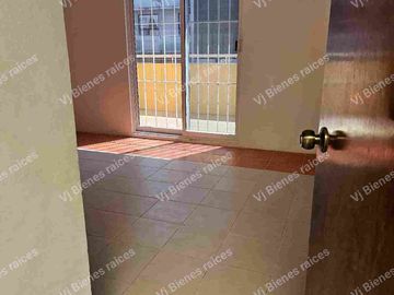 CASA  SUPER UBICADA  UNA CUADRA DE BOULEVAR EUROPA