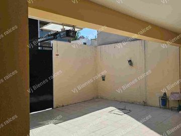 CASA  SUPER UBICADA  UNA CUADRA DE BOULEVAR EUROPA